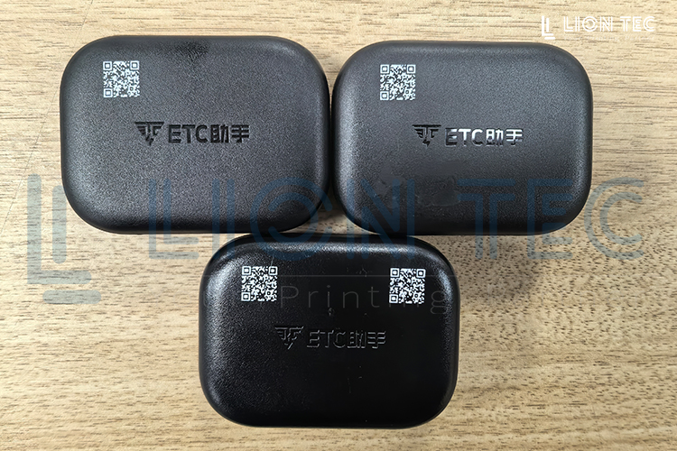 黑色塑料+皮紋表面，二維碼噴印如何清晰可讀？